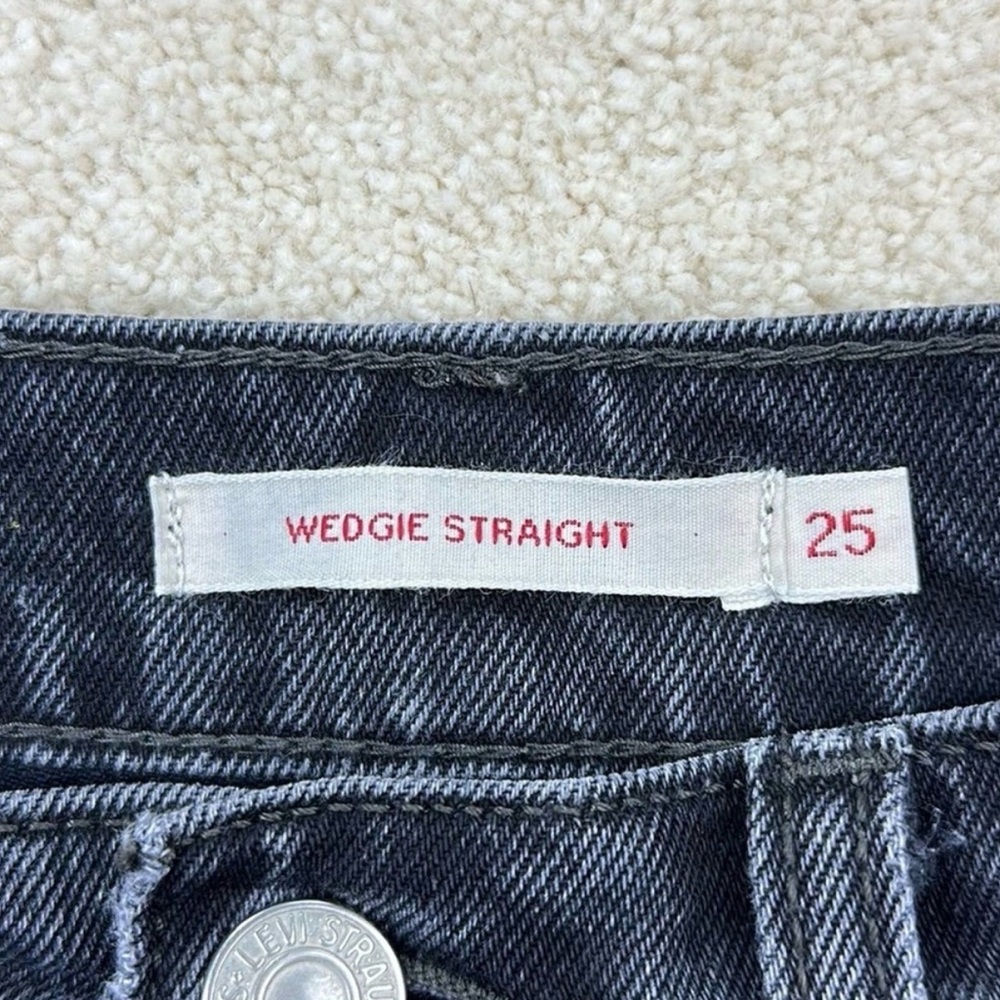 Levi's Women's Wedgie Straight in Faded Black “Break a Leg” in size 25. - Picture 5 of 8